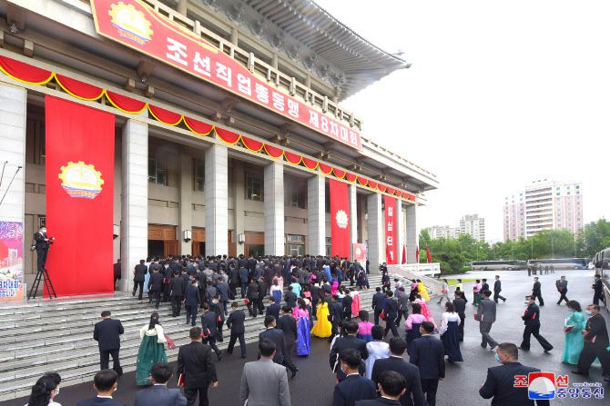 북한 노동당의 외곽 노동단체인 직업총동맹(직총) 제8차 대회가 지난 25∼26일 평양에서 열렸다고 조선중앙통신이 27일 보도했다. 김정은 국무위원장은 대회 참가자들에게 보낸 서한에서 “비사회주의 현상과의 투쟁이 노동계급의 순결성, 명줄을 지키기 위한 결사전”이라고 강조했다(사진=평양 조선중앙통신/연합뉴스).