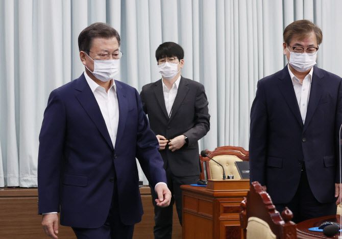 문재인 대통령이 지난달 27일 오전 청와대에서 열린 국무회의에 참석하고 있다. 서훈 국가안보실장(오른쪽), 탁현민 의전비서관이 참석해 있다 (사진=연합뉴스)