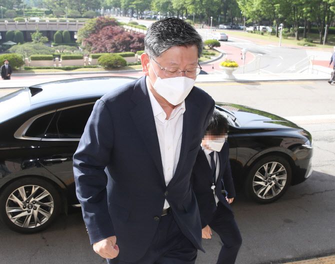 이용구 법무부 차관이 26일 오전 경기도 과천 법무부 청사에 출근하고 있다. (사진=연합뉴스)