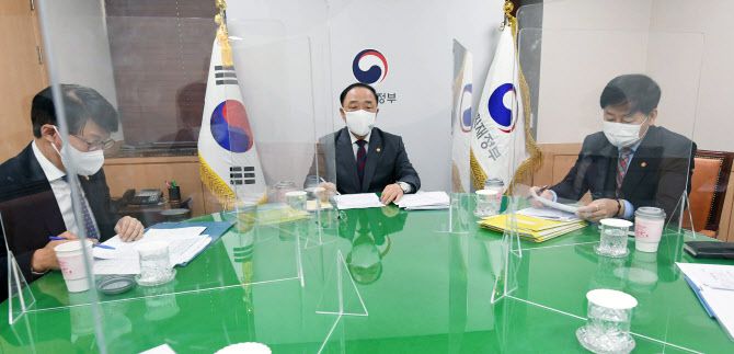 홍남기(가운데) 경제부총리 겸 기획재정부 장관이 지난 20일 정부서울청사에서 열린 관계장관회의(녹실회의)를 주재하고 있다. (사진=기획재정부)