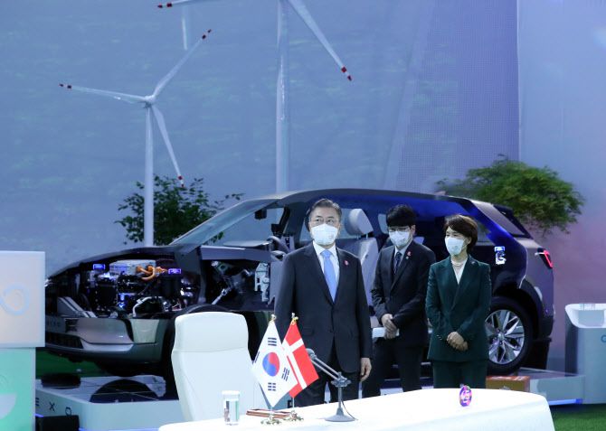 문재인 대통령이 30일 오후 서울 동대문디자인플라자(DDP)에서 열린 메테 프레데릭센 덴마크 총리와의 한-덴마크 화상 정상회담에 참석하며 한정애 환경부 장관과 P4G 전시물을 살펴보고 있다.(사진=연합뉴스)