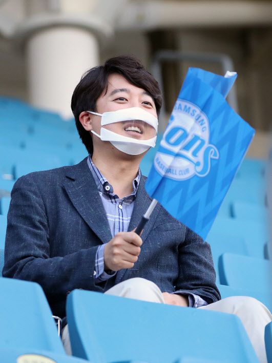 국민의힘 당권주자인 이준석 미래통합당(국민의힘 전신) 전 최고위원이 28일 오후 대구 수성구 삼성라이온즈파크를 찾아 야구 경기를 보고 있다. (사진=연합뉴스)