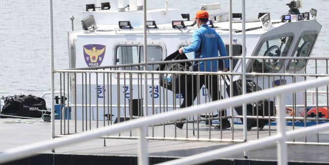 지난달 30일 반포한강공원 고 손정민 씨 추모현장 인근 선착장에서 한강경찰대 관계자가 이동하고 있다 (사진=연합뉴스)