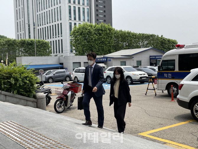 1일 오후 법무법인 원앤파트너스측 법률 대리인들이 서초경찰서에 허위 사실을 유포한 유튜버를 명예훼손 혐의 등으로 고소장을 접수했다 (사진=김대연 기자)