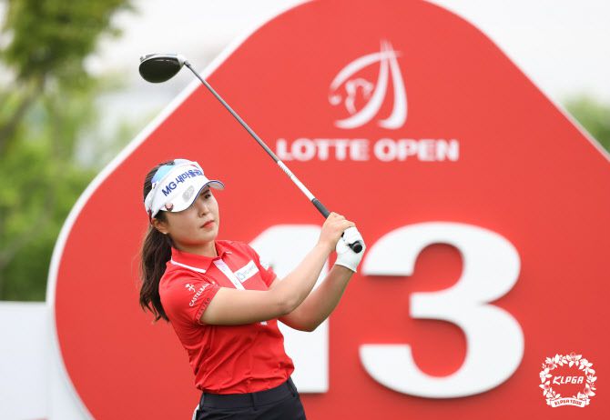 송가은이 13번홀에서 티샷을 하고 있다. (사진=KLPGA)