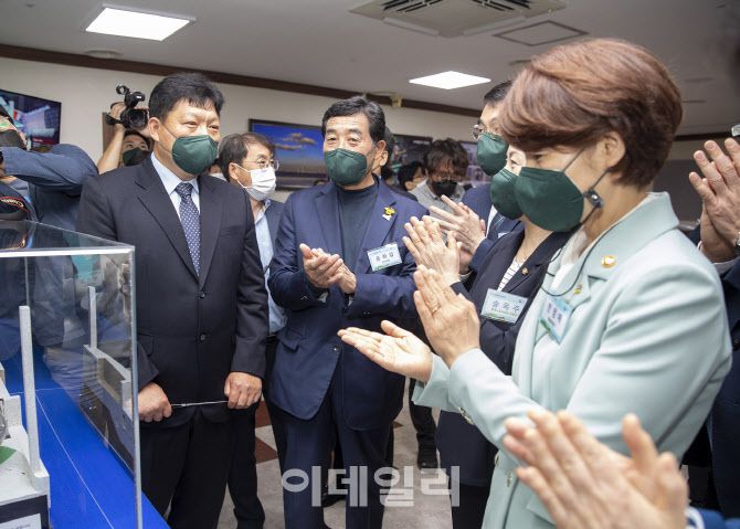 한정애(오른쪽) 환경부 장관이 4일 오후 경기도 안산시 시화나래조력공원에서 개최된 ‘제26회 환경의 날 기념식’ 참석 후, 탄소중립 실현을 위한 청정 재생에너지 생산시설인 시화호 조력발전소를 방문해, 운영현황을 보고 받고 관계자들을 격려하고 있다. /사진=환경부 제공