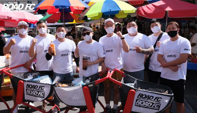 ROAD FC 관계자 및 선수들이 창원 상남시장을 방문해 상인과 시민들에게 커피 무료 나눔 봉사를 진행했다. 사진=ROAD FC