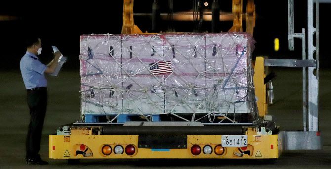 얀센 백신은 경기도 이천·평택 물류센터로 옮겨진 뒤 배송 절차를 거쳐 오는 10∼20일 전국 위탁의료기관에서 30세 이상 60세 미만 예비군과 민방위 대원, 국방·외교 관련자 중 사전 예약한 89만2천여 명을 대상으로 접종을 실시한다.(사진=사진공동취재단)