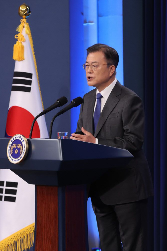 문재인 대통령이 지난달 10일 청와대 춘추관 대브리핑룸에서 취임 4주년 특별연설을 하고 있다. 문 대통령은 이날 한국 경제성장률 4% 이상 달성을 주문했다. (사진=연합뉴스)