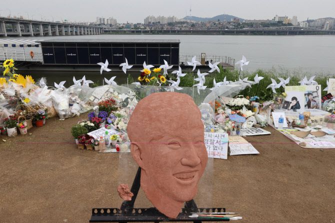 한강에서 실종된 뒤 숨진 채 발견된 의대생 고 손정민 씨 사건 관련 경찰 수사가 진행 중인 지난 1일 서울 서초구 반포한강공원 사건 발생 현장 인근에 손 씨 추모공간이 마련돼 있다 (사진=연합뉴스)