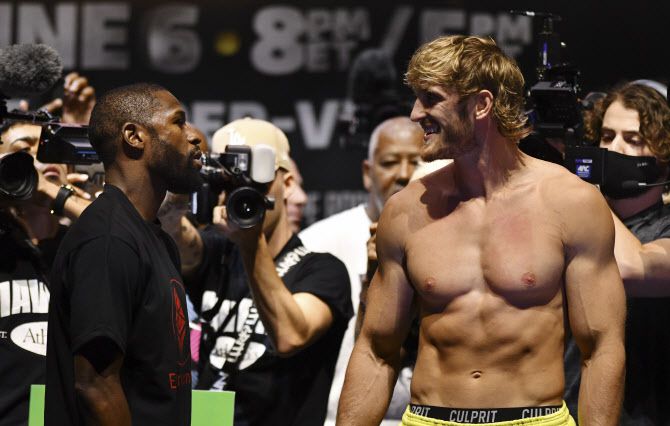 플로이드 메이웨더 주니어와 팔로워 2300만명의 유명 유튜버 로건 폴이 복싱 시범경기를 벌였다. 사진=AP PHOTO