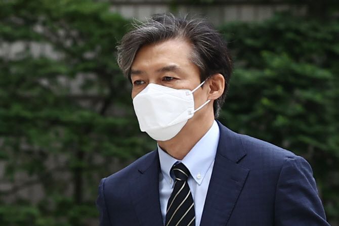 자녀 입시비리와 유재수 전 부산시 경제부시장 감찰 무마 등 혐의로 재판에 넘겨진 조국 전 법무부 장관이 11일 서초동 서울중앙지법에 출석하고 있다. (사진=연합뉴스)