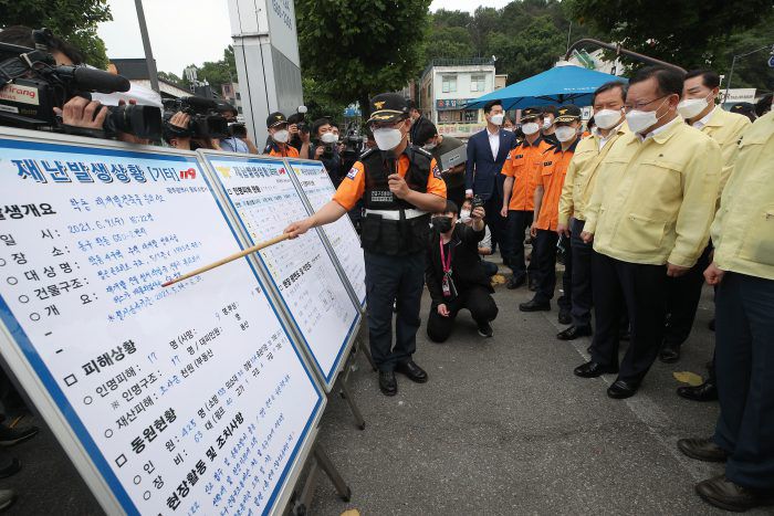 김부겸 국무총리가 10일 광주 동구 학동 재개발지역 철거건물 붕괴사고 현장을 방문해 보고를 받고 있다. (사진=연합뉴스)
