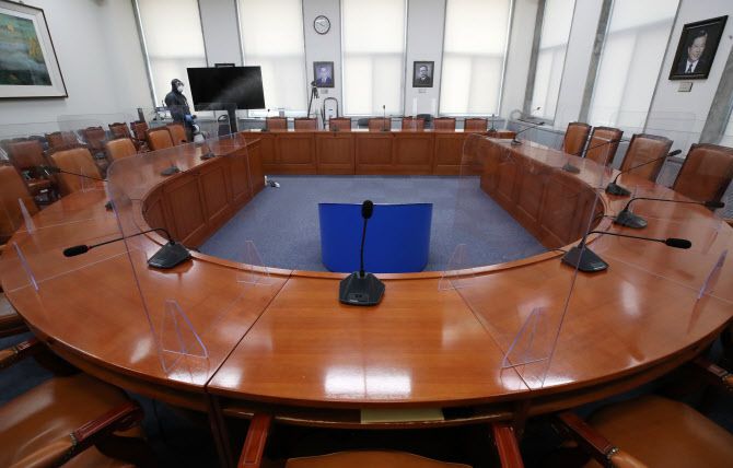 더불어민주당 송영길 대표의 국회의원실 보좌관의 코로나19 확진 판정으로 당정청회의, 최고위원회의가 취소된 11일 서울 여의도 국회 본청 더불어민주당 당대표회의실에서 방역 관계자가 소독 작업을 하고 있다.(사진=연합뉴스)