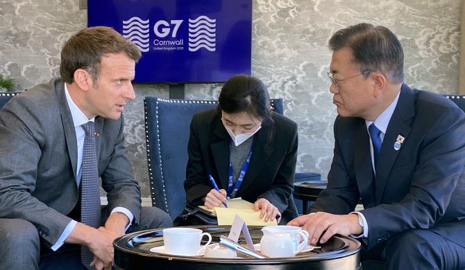 G7 정상회의 참석차 영국을 방문 중인 문재인 대통령이 13일 오전(현지시간) 영국 콘월 카리스베이 정상회담 라운지에서 마크롱 프랑스 대통령과 약식회담을 하고 있다. (사진=청와대 제공)
