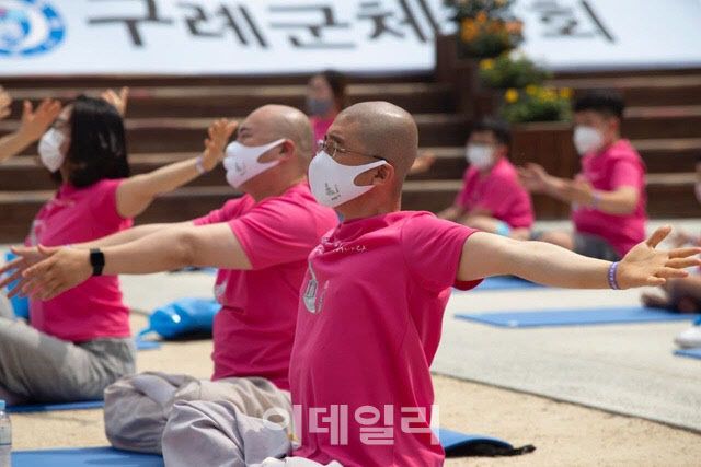 13일 오전 10시부터 1시간 30분 동안 화엄사 각황전 앞마당에서 열린 ‘요가대축제’(사진=화엄사)