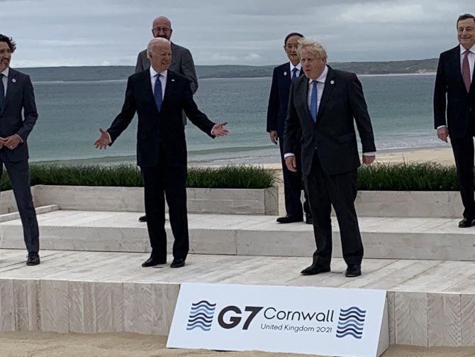 단체사진을 촬영하는 G7 정상들. 가운데 조 바이든 미국 대통령과 보리스 존슨 영국 총리 뒤로 스가 요시히데 일본 총리가 보인다.(사진=뉴시스)
