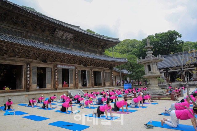 13일 오전 10시부터 1시간 30분 동안 화엄사 각황전 앞마당에서 열린 ‘요가대축제’(사진=화엄사)