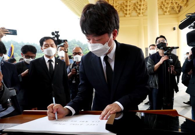 이준석 국민의힘 대표가 14일 대전 유성구 국립대전현충원을 찾아 참배한 뒤 방명록을 작성하고 있다. (사진=연합뉴스)