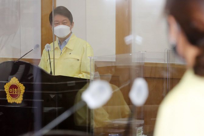 권영진 대구시장이 16일 오전 대구시의회 본회의장에서 열린 제283회 정례회 2차 본회의에서 ‘코로나19 백신 사태에 대한 해명 및 정부와 정책 공조 강화 촉구’에 대한 더불어민주당 이진련 시의원의 시정질문에 답하고 있다 (사진=뉴스1)