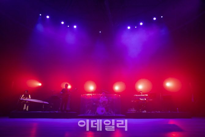 16일 서울 중구 국립극장 하늘극장에서 열린 ‘2021 여우락 페스티벌’ 기자간담회에서 밴드 신박서클과 재즈 피아니스트 윤석철이 쇼케이스 공연을 하고 있다. (사진=국립극장)