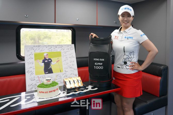 홍란이 타이틀리스트에서 준비한 기념품 앞에서 포즈를 취하고 있다. (사진=타이틀리스트)