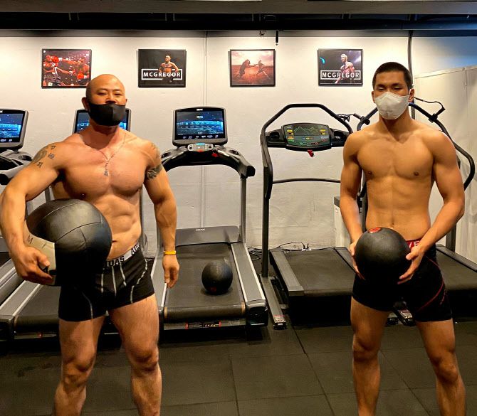 종합격투기 데뷔전을 앞두고 있는 액션배우 금광산(왼쪽).