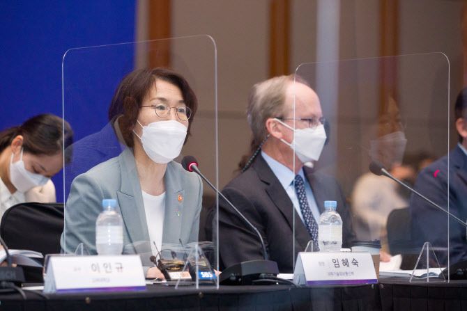 임혜숙 과학기술정보통신부 장관이 23일 오전 서울 영등포구 콘래드호텔에서 열린 ‘6G 전략회의’ 에 참석해 인사말을 하고 있다. 오른쪽은 로버트 랩슨 주한미국대사 대리.