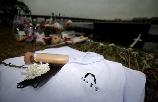 서울 반포한강공원 수상택시 승강장 인근에 고(故) 손정민 씨를 추모하는 의사 가운이 놓여 있다. (사진=연합뉴스)