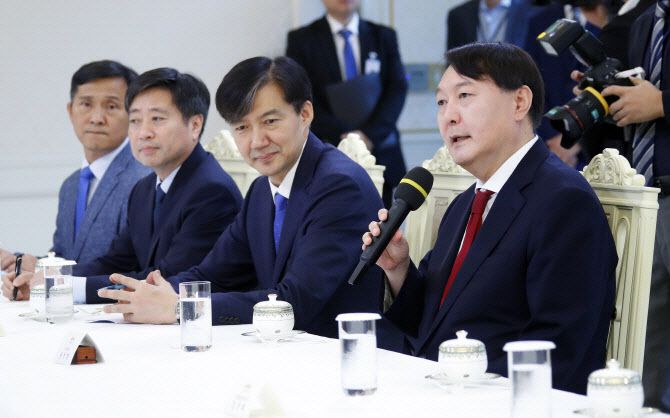 윤석열 신임 검찰총장이 209년 7월 25일 오전 청와대에서 열린 임명장 수여식 후 열린 환담에서 인사말을 하고 있다. (사진=연합뉴스)