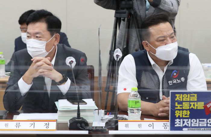 29일 오후 세종시 정부세종청사 최저임금위원회 회의실에서 열린 6차 전원회의에서 사용자위원인 한국경영자총협회 류기정 전무(왼쪽)와 근로자위원인 이동호 한국노총 사무총장이 서로 다른 곳을 바라보고 있다.(사진=연합뉴스)