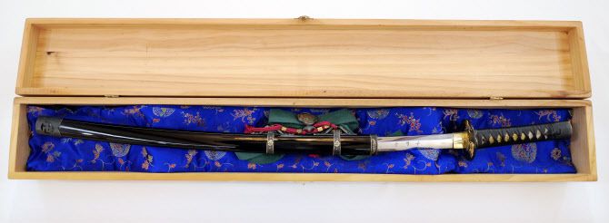 문재인 대통령이 1일 청와대에서 열린 이임 한미 연합사령관 서훈식에서 로버트 에이브럼스 한미연합사령관 겸 주한미군사령관에게 선물한호신문장환도. 선물한 호신문장환도에는 연합사령관의 우리말 이름인 ‘우병수’가 각인되어 있다. (사진=연합뉴스)