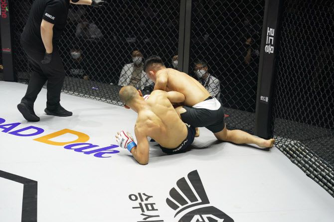 박해진(오른쪽)이 오두석에게 니바를 걸고 있다. 사진=로드FC