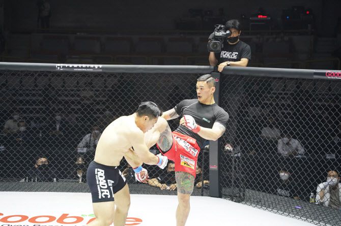 황인수(오른쪽)가 오일학을 상대로 강력한 니킥을 날리고 있다. 사진=로드FC