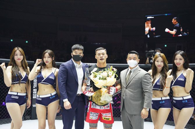 로드FC 새 미들급 챔피언에 오른 황인수(가운데)가 김대환 대표, 박준혁 대회장, 로드걸과 함께 기념촬영을 하고 있다. 사진=로드FC