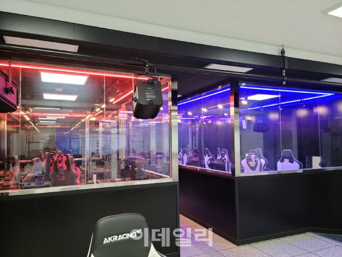 은평메디텍고등학교 e스포츠 실습관 내 연습부스 전경. 사진=노재웅 기자