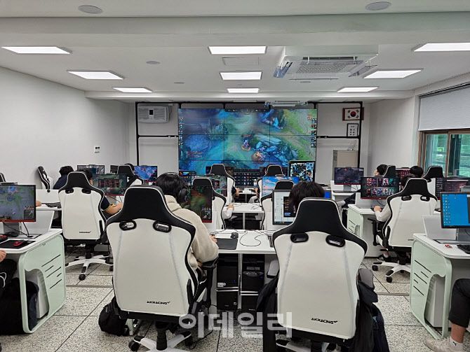 은평메디텍고등학교 e스포츠과 신입생 39명이 실습 수업에 임하고 있는 모습. 사진=노재웅 기자