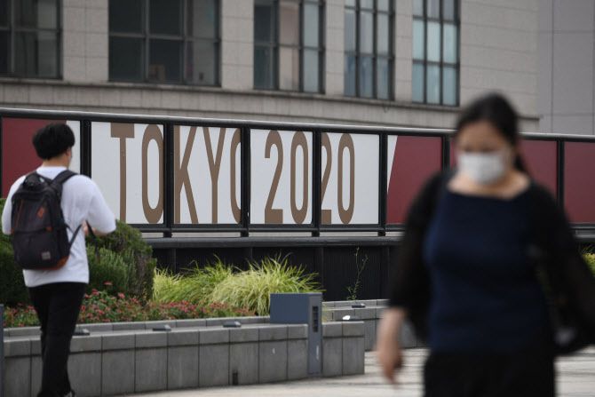 도쿄 오다이바 인근 공원에 도쿄올림픽을 알리는 플래카드가 걸려 있다(사진=AFP)