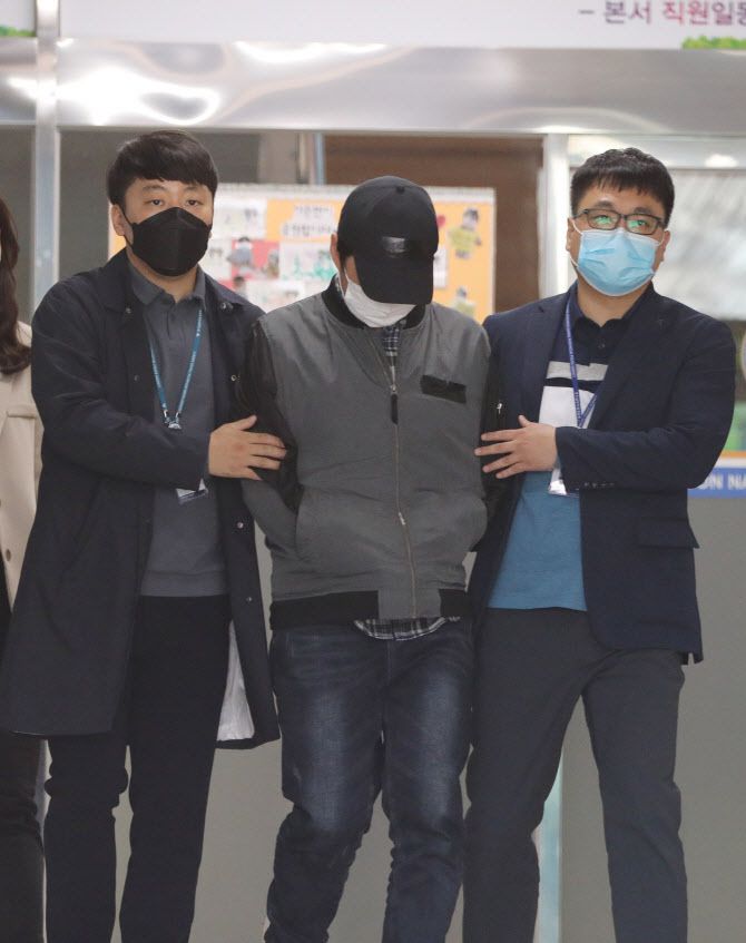 양부 A씨가 지난 5월11일 오후 경기도 수원시 영통구 수원남부경찰서에서 영장실질심사(구속 전 피의자 심문)를 받기 위해 호송차로 향하고 있다. (사진=뉴스1)