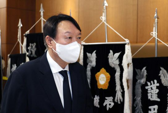 윤석열 전 검찰총장이 8일 서울 서대문구 신촌세브란스병원 장례식장에 마련된 최재형 전 감사원장의 부친 최영섭 퇴역 대령 빈소에서 조문을 마친 뒤 취재진과 인터뷰하고 있다.(사진=연합뉴스)