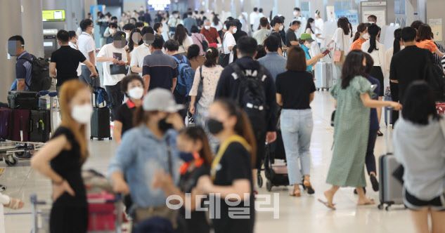 국내 코로나19 신규 확진자가 1316명 발생해 역대 최다를 기록한 가운데 9일 오전 김포공항 국내선이 여행객들로 붐비고 있다. (사진=노진환 기자)