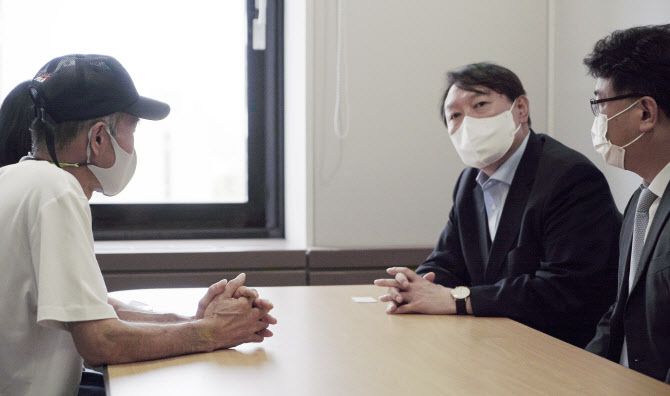 윤석열 전 검찰총장이 10일 서울 광화문 캠프 사무실에서  서해상에서 북한군에 사살된 해양수산부 공무원 이모씨의 부인과 형 이래진씨 등 유가족을 면담하고 있다. (사진=연합뉴스)