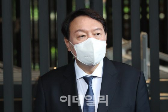 야권 유력 대권주자인 윤석열 전 검찰총장이 12일 중앙선거관리위원회에 대리인을 통한 대선 예비후보 등록을 마친 후 “공정과 상식이 바로 선 대한민국을 국민과 함께 만들어 가겠다”고 밝혔다.(사진=이데일리DB)