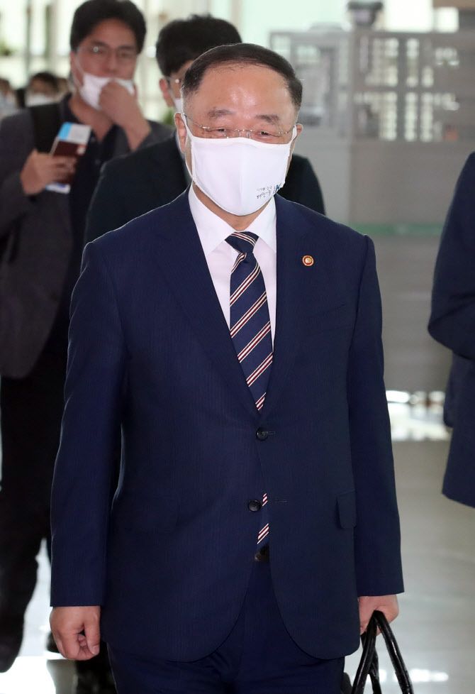 홍남기 경제부총리 겸 기획재정부 장관이 주요 20개국(G20) 재무장관·중앙은행총재 회의 참석차 이탈리아를 방문하기 위해 7일 오후 영종도 인천국제공항 제2터미널을 통해 출국하고 있다. (사진=연합뉴스)