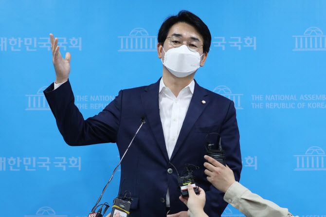 더불어민주당 대선후보 선출을 위한 예비경선 여론조사가 시작된 지난 9일 오전 국회 소통관에서 박용진 의원이 대선 관련 기자회견을 마치고 취재진 질문에 답하고 있다 (사진=연합뉴스)