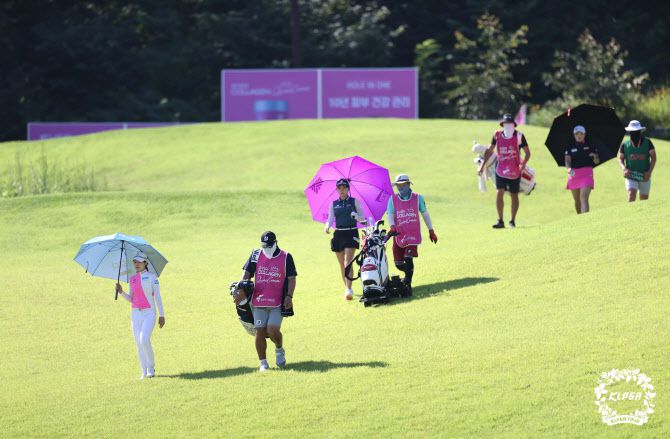 박민지와 박현경, 장하나가 12번홀에서 티샷을 끝낸 뒤 페어웨이로 걸어가고 있다. (사진=KLPGA)