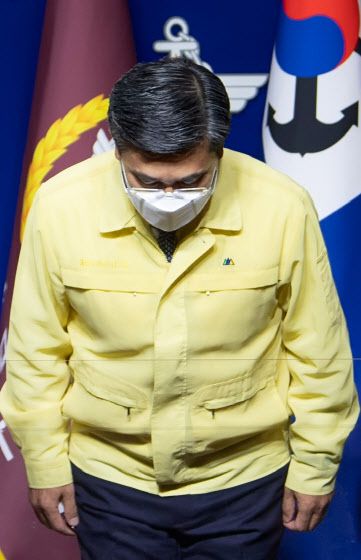 서욱 국방부 장관이 20일 서울 용산구 국방부에서 청해부대 34진 코로나19 집단감염 사태와 관련해 대국민 사과 기자회견을 열고 고개 숙여 인사하고 있다(사진=국방부).