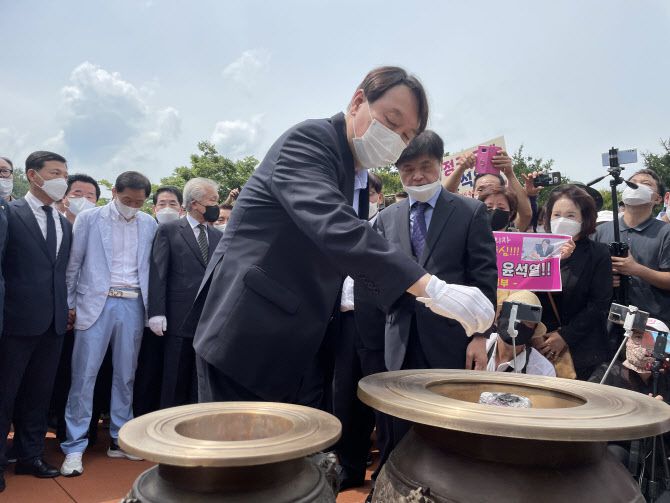 윤석열 전 검찰총장이 20일 오전 대구 달서구 2.28 민주의거 기념탑을 찾아 참배하고 있다. (사진=연합뉴스)