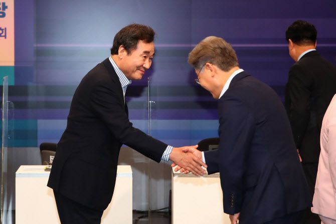 더불어민주당 대선주자 이낙연 전 대표(왼쪽)와 이재명 경기도 지사가 지난 5일 인사를 나누고 있다. (사진=국회사진기자단)