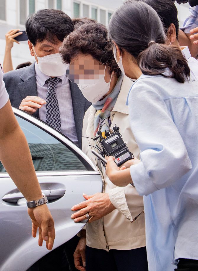 윤석열 전 검찰총장의 장모 최모씨가 지난 2일 오전 의정부지방법원에서 열리는 1심 공판에 출석하고 있다. (사진=뉴시스)